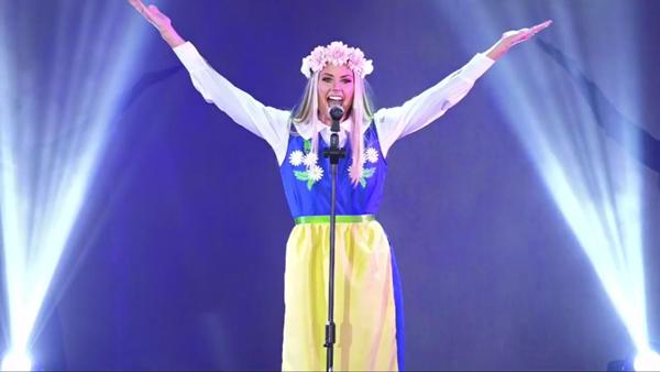 Bùi Phương Nga tỏa sáng với màn trình diễn quốc phục Ngũ Phụng Tề Phi tại Miss Grand International 2018-17