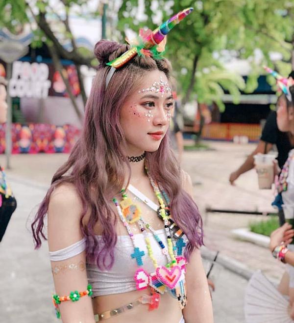 Cô gái đi xem lễ hội ca nhạc bất ngờ nổi tiếng vì quá xinh và gợi cảm-1