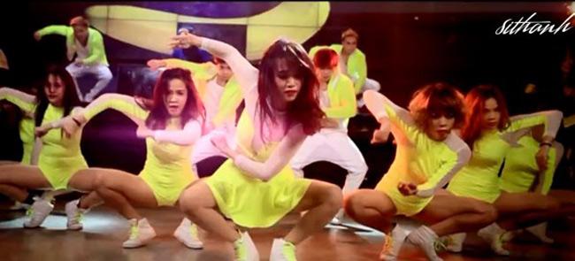 Trước bộ ảnh cưới phản cảm, Sĩ Thanh còn nhiều lần gây sốc vì khoe thân quá đà-11