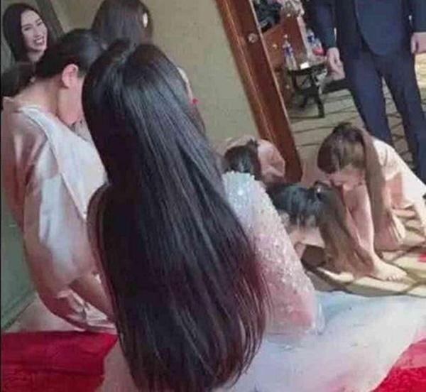 Dàn phù dâu mặc áo choàng tắm mong manh gây sốt mạng xã hội-3