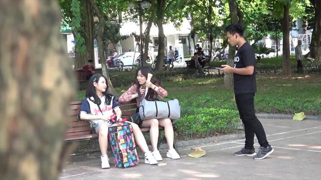 Nhóm bạn trẻ bị ném đá khi quay video vu oan người lạ ăn cắp-2