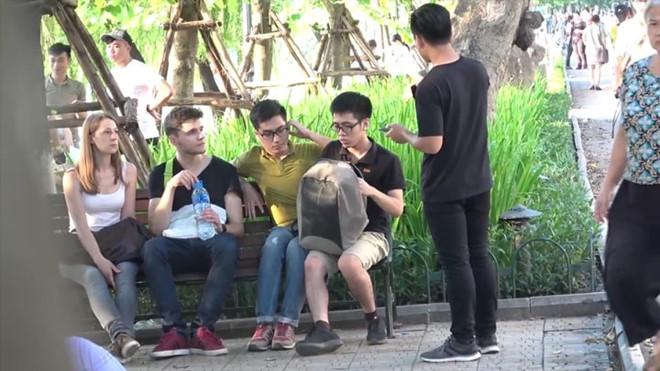 Nhóm bạn trẻ bị ném đá khi quay video vu oan người lạ ăn cắp-3