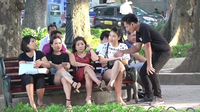 Nhóm bạn trẻ bị ném đá khi quay video vu oan người lạ ăn cắp-4