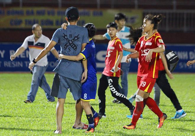 Vụ nữ cầu thủ đánh nhau: Cựu tuyển thủ U23 bảo vệ người yêu-1