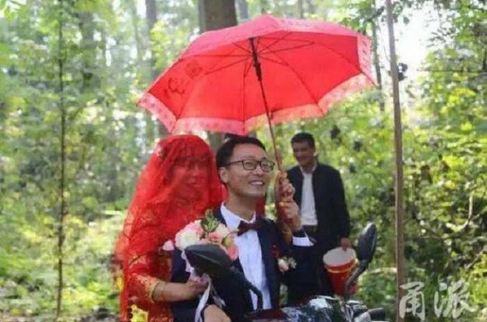 Chú rể phải giải toán toát mồ hôi mới lấy được vợ, bạn bè nhà trai cùng nhau giải cứu-3