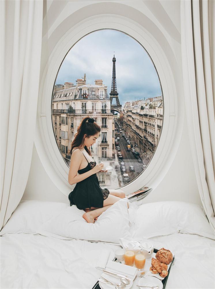 Bỏ cả đống tiền thuê khách sạn sang chảnh ở Pháp mà Ngọc Trinh vẫn bị nghi sống ảo mà photoshop như thật-2