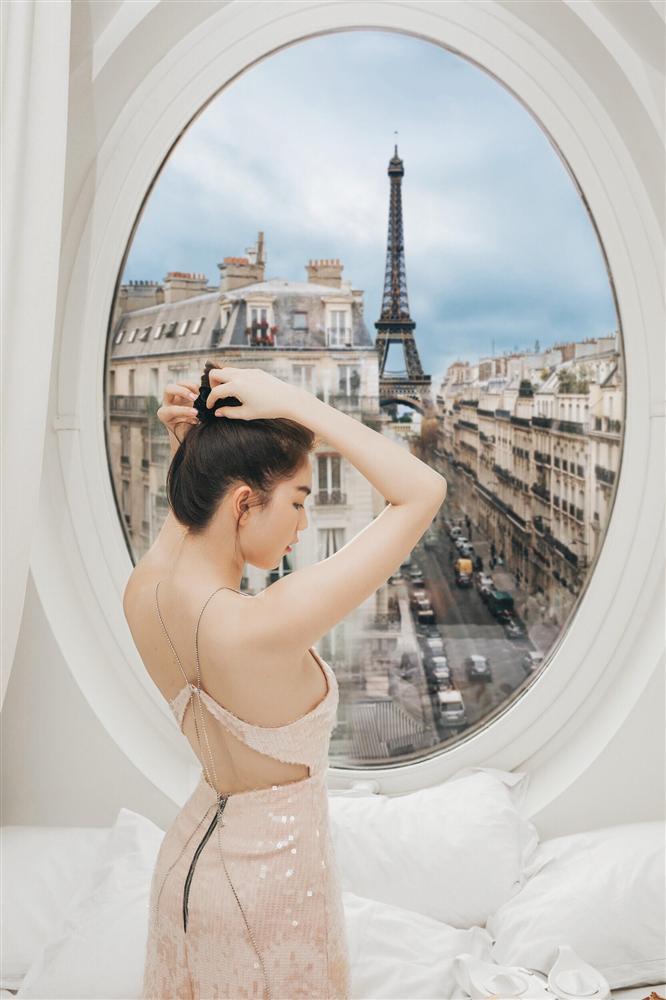 Bỏ cả đống tiền thuê khách sạn sang chảnh ở Pháp mà Ngọc Trinh vẫn bị nghi sống ảo mà photoshop như thật-9