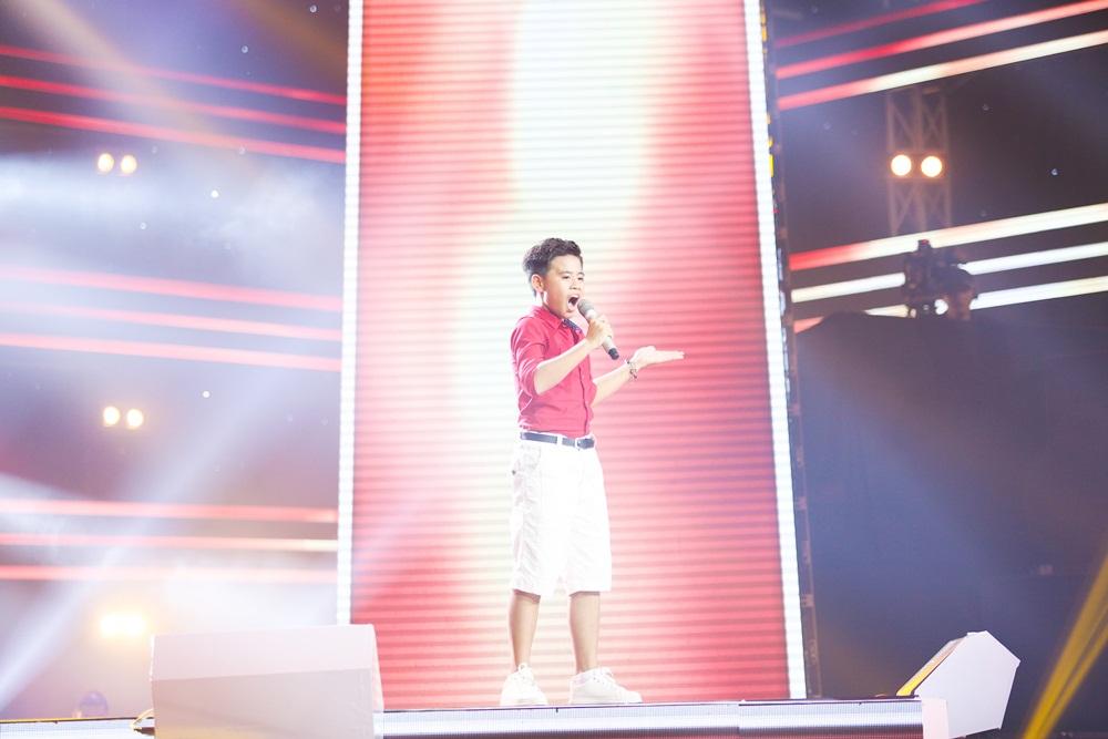 Xuất hiện cậu bé có giọng ca phi giới tính khiến 6 HLV mắt chữ O mồm chữ A-1