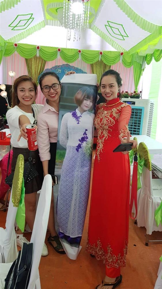 Hội bạn thân lầy lội quyết tâm in ảnh người vắng mặt để đem đến đám cưới chụp ảnh với cô dâu khiến cư dân mạng thích thú-2