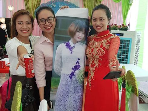 Chưa từng có: Hội bạn thân sưu tập ảnh thời sửu nhi của cô dâu dán lên phong bì mừng cưới-3