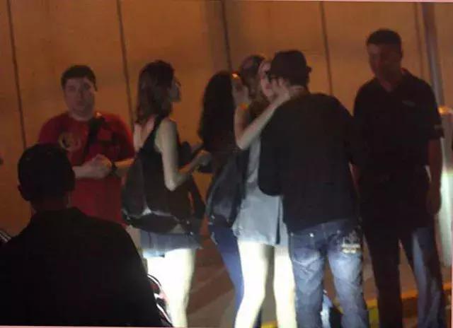 Huỳnh Hiểu Minh bị đồn cặp kè chân dài ngoại quốc, phản bội Angela Baby-2