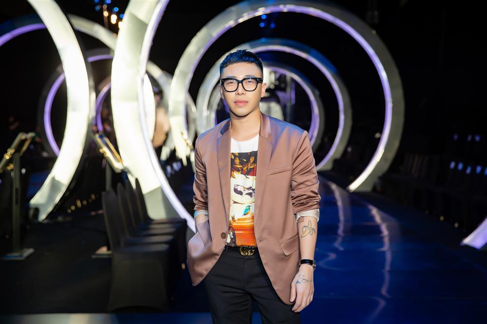 Chi Pu khuấy đảo sự kiện khi hôn stylist Hoàng Ku ngay trên thảm đỏ-1