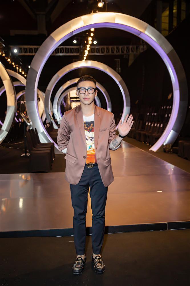 Chi Pu khuấy đảo sự kiện khi hôn stylist Hoàng Ku ngay trên thảm đỏ-4