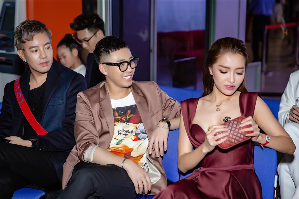 Chi Pu khuấy đảo sự kiện khi hôn stylist Hoàng Ku ngay trên thảm đỏ-5