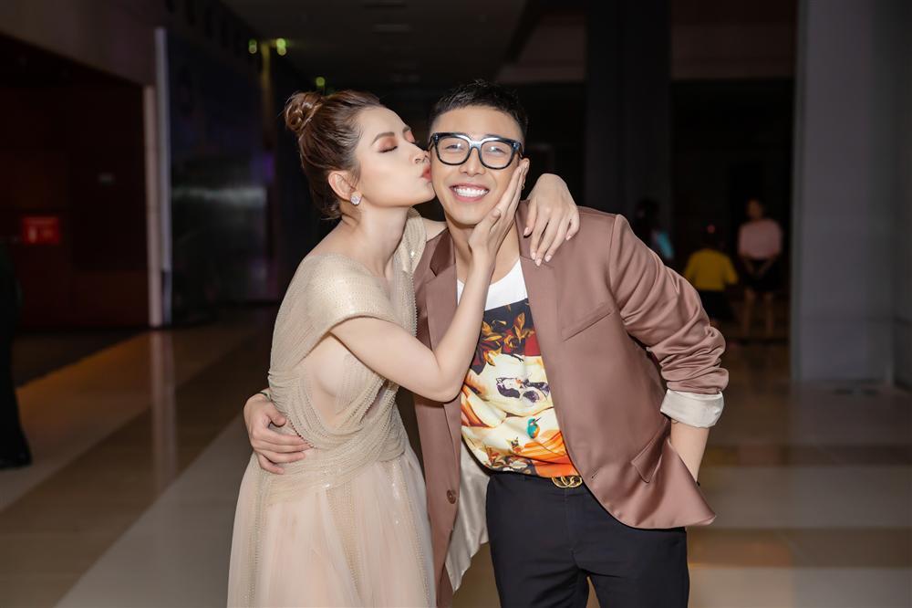 Chi Pu khuấy đảo sự kiện khi hôn stylist Hoàng Ku ngay trên thảm đỏ-7