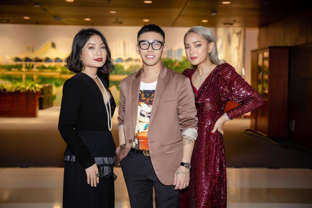 Chi Pu khuấy đảo sự kiện khi hôn stylist Hoàng Ku ngay trên thảm đỏ-10