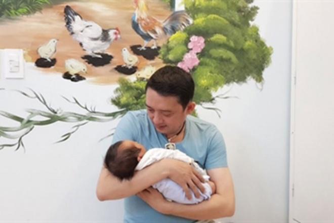 Ly hôn rồi lại tái hợp, danh hài Chiến Thắng hết lòng chăm sóc vợ ba kém 15 tuổi và con trai mới sinh-10