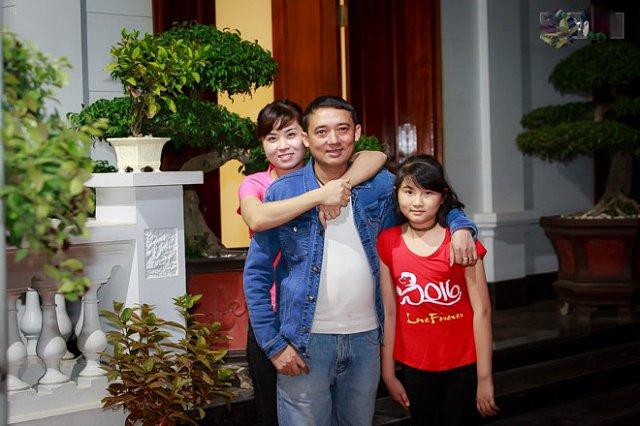 Ly hôn rồi lại tái hợp, danh hài Chiến Thắng hết lòng chăm sóc vợ ba kém 15 tuổi và con trai mới sinh-4