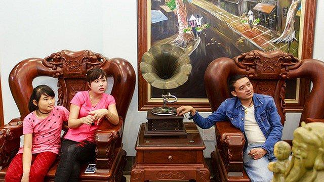 Ly hôn rồi lại tái hợp, danh hài Chiến Thắng hết lòng chăm sóc vợ ba kém 15 tuổi và con trai mới sinh-5