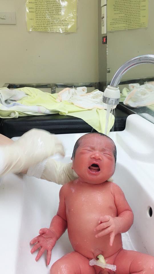 Ly hôn rồi lại tái hợp, danh hài Chiến Thắng hết lòng chăm sóc vợ ba kém 15 tuổi và con trai mới sinh-8