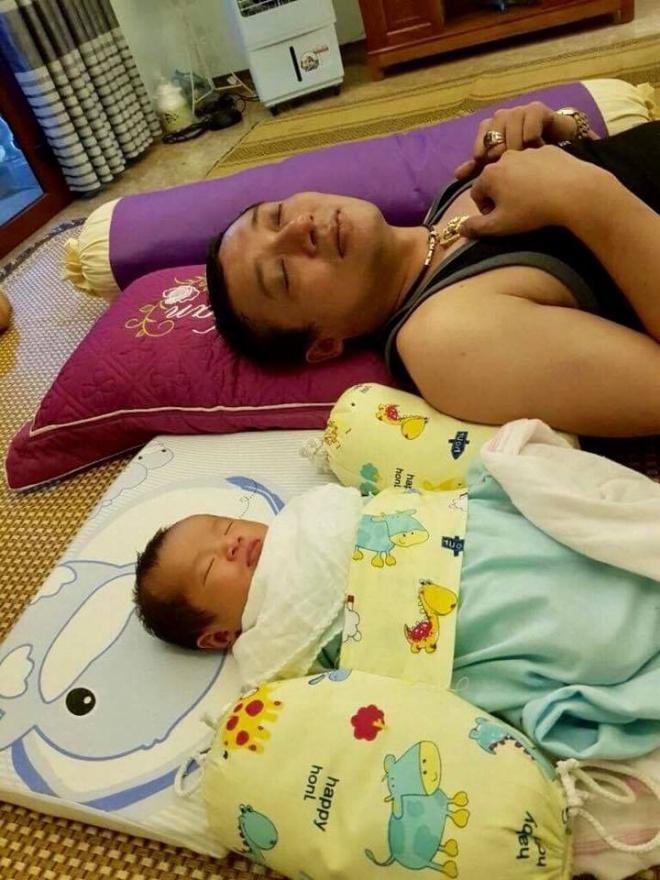 Ly hôn rồi lại tái hợp, danh hài Chiến Thắng hết lòng chăm sóc vợ ba kém 15 tuổi và con trai mới sinh-9
