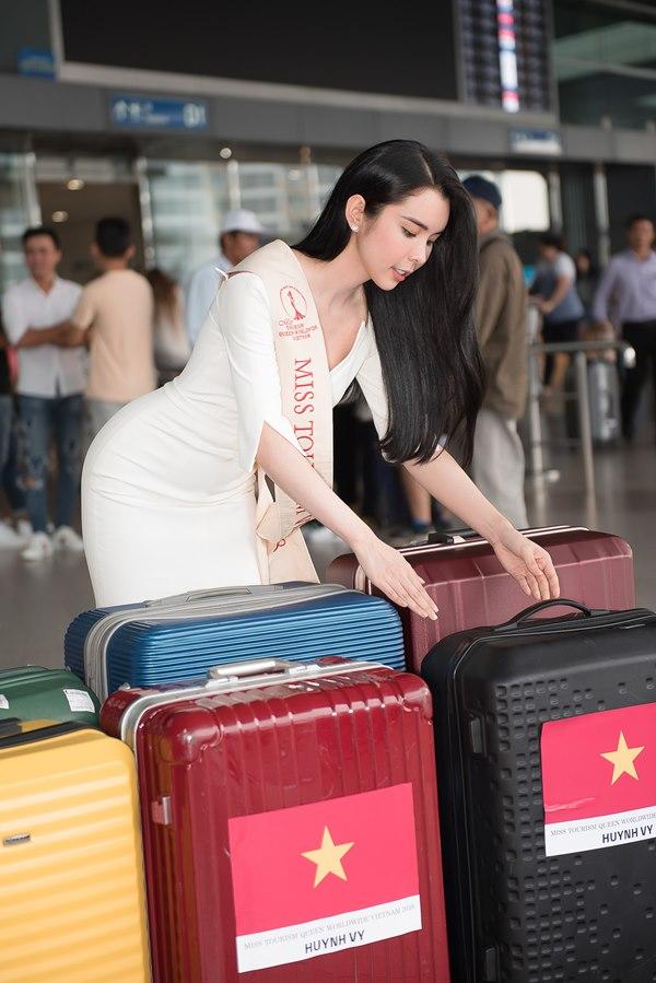 Người tình Isaac Liên Bỉnh Phát ra sân bay tiễn Huỳnh Vy thi Miss Tourism Queen Worldwide 2018-8