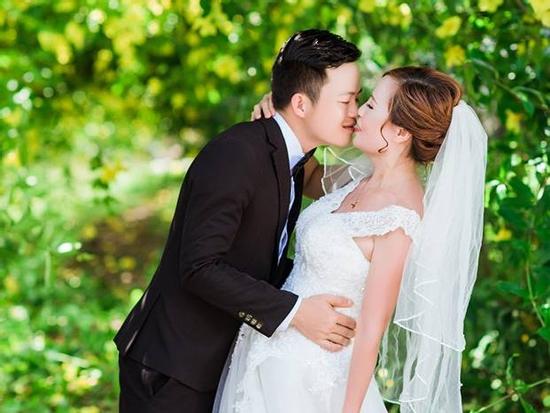 Cô dâu 61 tuổi livestream kể về quá khứ chật vật với đủ thứ nghề mưu sinh