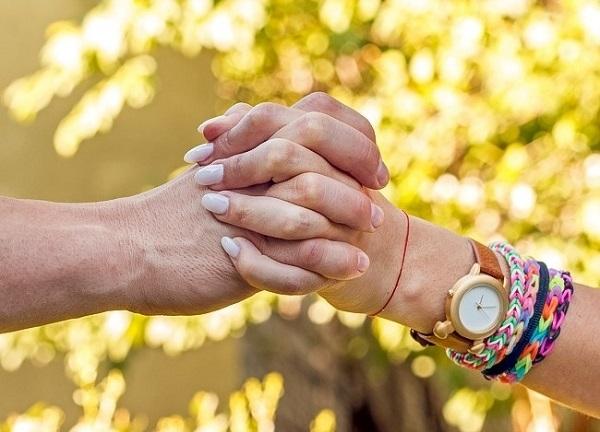 Cách nắm tay tiết lộ điều gì về mối quan hệ của bạn?-3