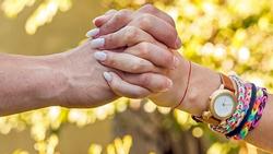 Cách nắm tay tiết lộ điều gì về mối quan hệ của bạn?