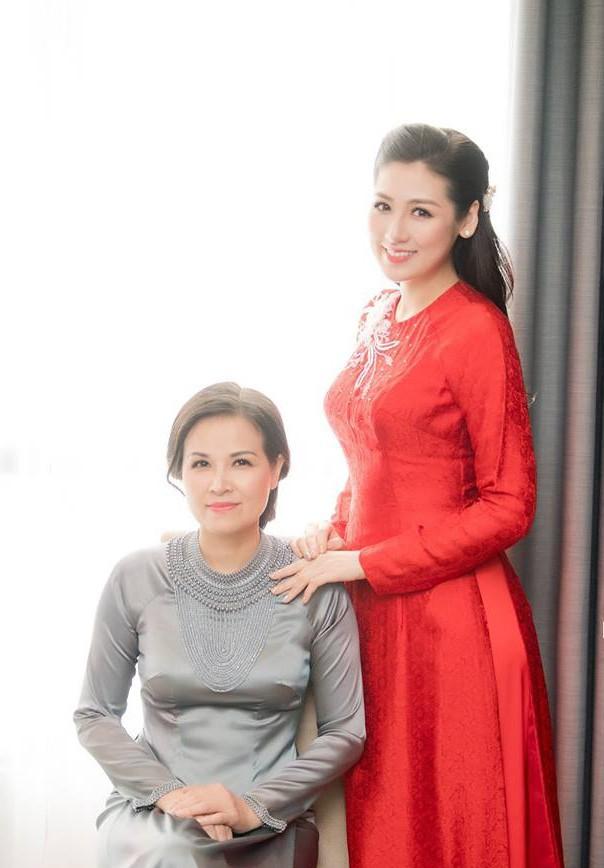 Nhan sắc mẹ các sao Việt: Cứ tưởng mẹ Tú Anh trẻ đẹp nhất rồi nhưng vẫn phải nhường người này-7