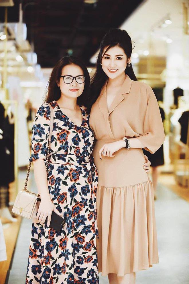 Nhan sắc mẹ các sao Việt: Cứ tưởng mẹ Tú Anh trẻ đẹp nhất rồi nhưng vẫn phải nhường người này-9