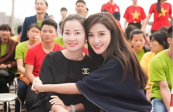 Nhan sắc mẹ các sao Việt: Cứ tưởng mẹ Tú Anh trẻ đẹp nhất rồi nhưng vẫn phải nhường người này-10