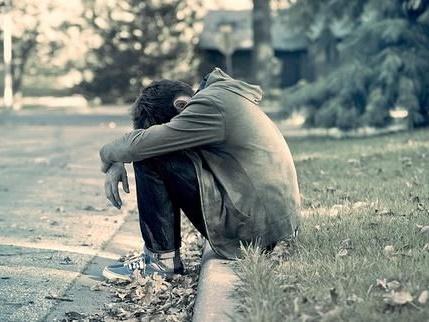 Gặp ngay người yêu cũ đi ăn với người yêu mới tại chỗ thử việc, chàng trai bị đối xử như ôsin