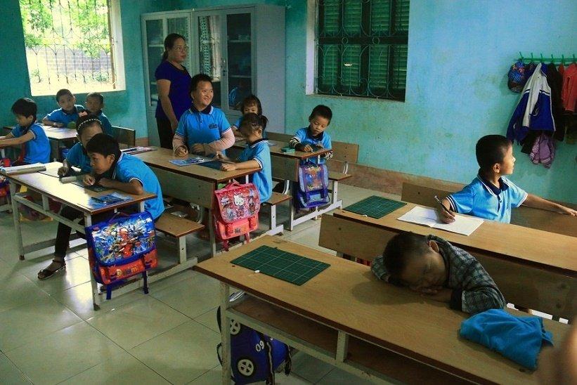 Những cô giáo quen với việc học sinh cắn, phi chổi vào người-1