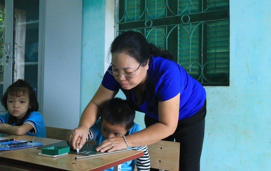 Những cô giáo quen với việc học sinh cắn, phi chổi vào người-2