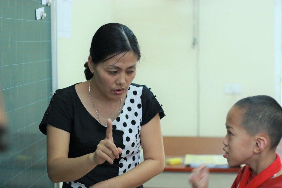 Những cô giáo quen với việc học sinh cắn, phi chổi vào người-5