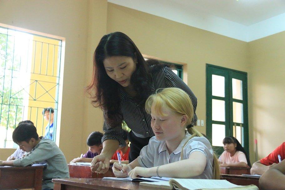 Những cô giáo quen với việc học sinh cắn, phi chổi vào người-7