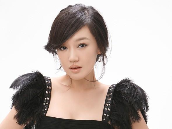 Tình cũ Hồ Ca gây sốc với khuôn mặt méo mó biến dạng do phẫu thuật thẩm mỹ-5