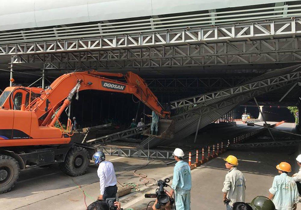 Sập giàn giáo gần nóc hầm Thủ Thiêm, giao thông tê liệt-5