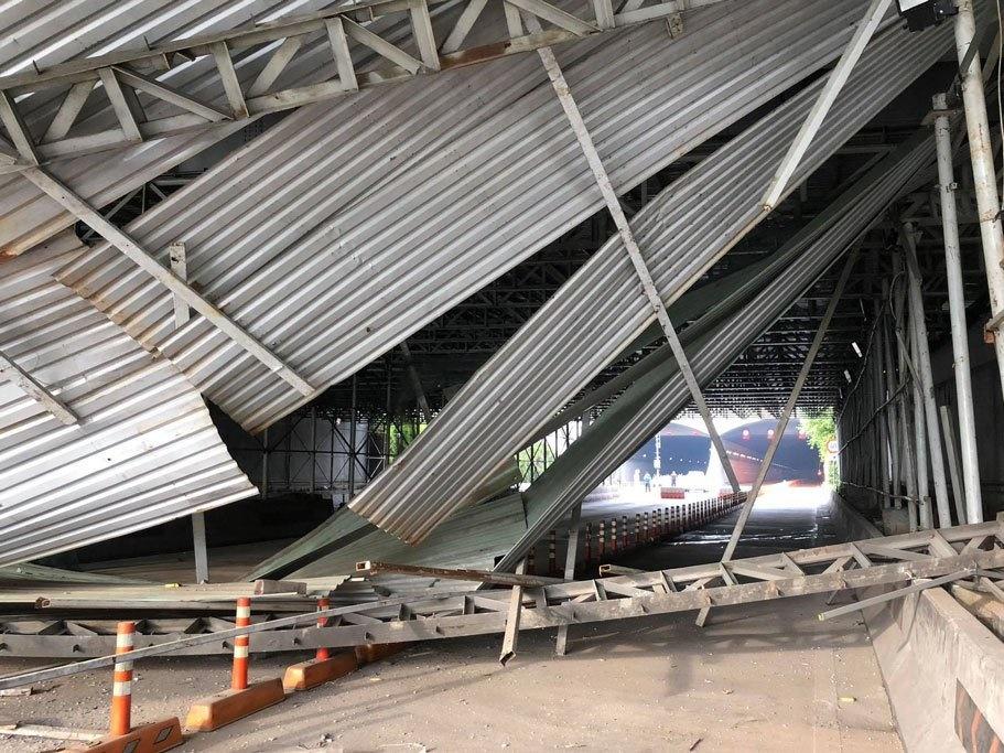 Khoảnh khắc xe tải kéo sập giàn giáo ở đầu hầm Thủ Thiêm-2