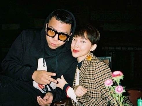 Mẹ Hoàng Touliver mất, Tóc Tiên quấn khăn trắng đứng chịu tang cùng hàng ngũ con cháu-6