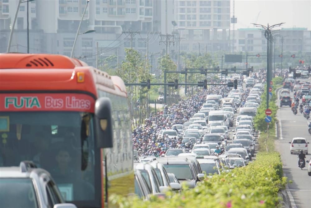 Kẹt xe kinh hoàng sau sự cố sập giàn giáo trước hầm Thủ Thiêm-4