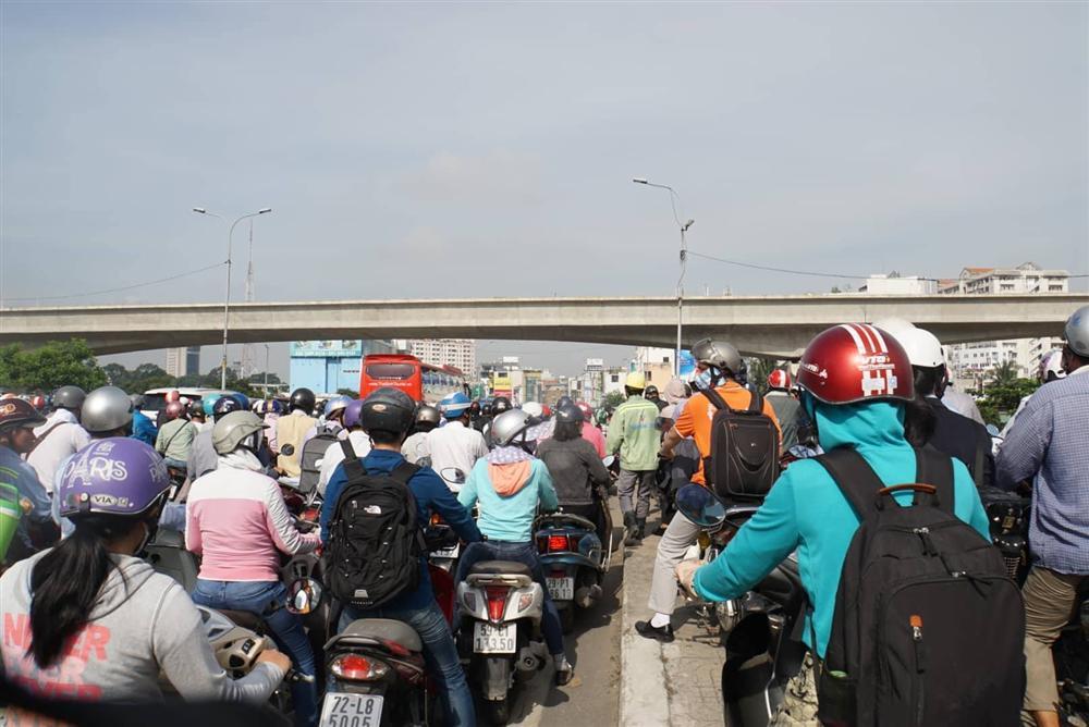 Kẹt xe kinh hoàng sau sự cố sập giàn giáo trước hầm Thủ Thiêm-6