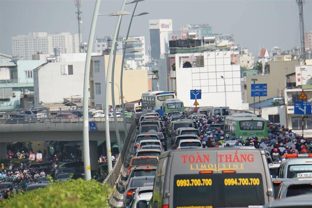 Kẹt xe kinh hoàng sau sự cố sập giàn giáo trước hầm Thủ Thiêm-7