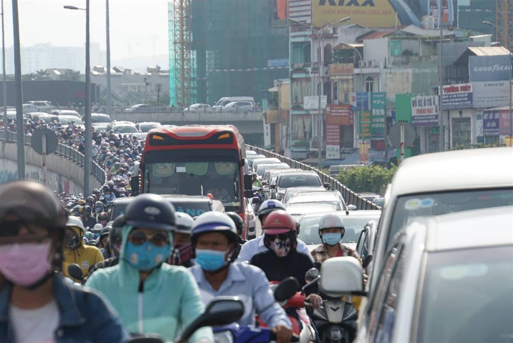 Kẹt xe kinh hoàng sau sự cố sập giàn giáo trước hầm Thủ Thiêm-9