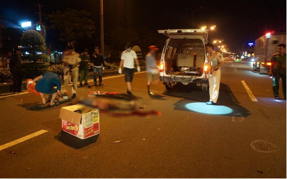 Nam thanh niên nằm chết giữa quốc lộ, cổ gần đứt lìa-1