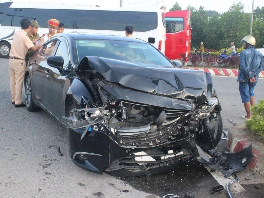 Xe cấp cứu lật ngửa, bệnh nhân đeo bình oxy lổm ngổm bò ra-5