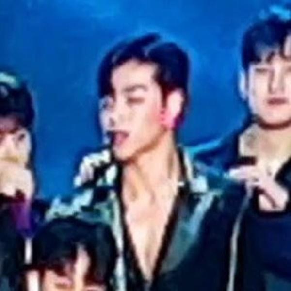 Bị antifan chiếu laser, Knet lo lắng Junhoe (iKON) có thể sẽ… bị mù lòa-2