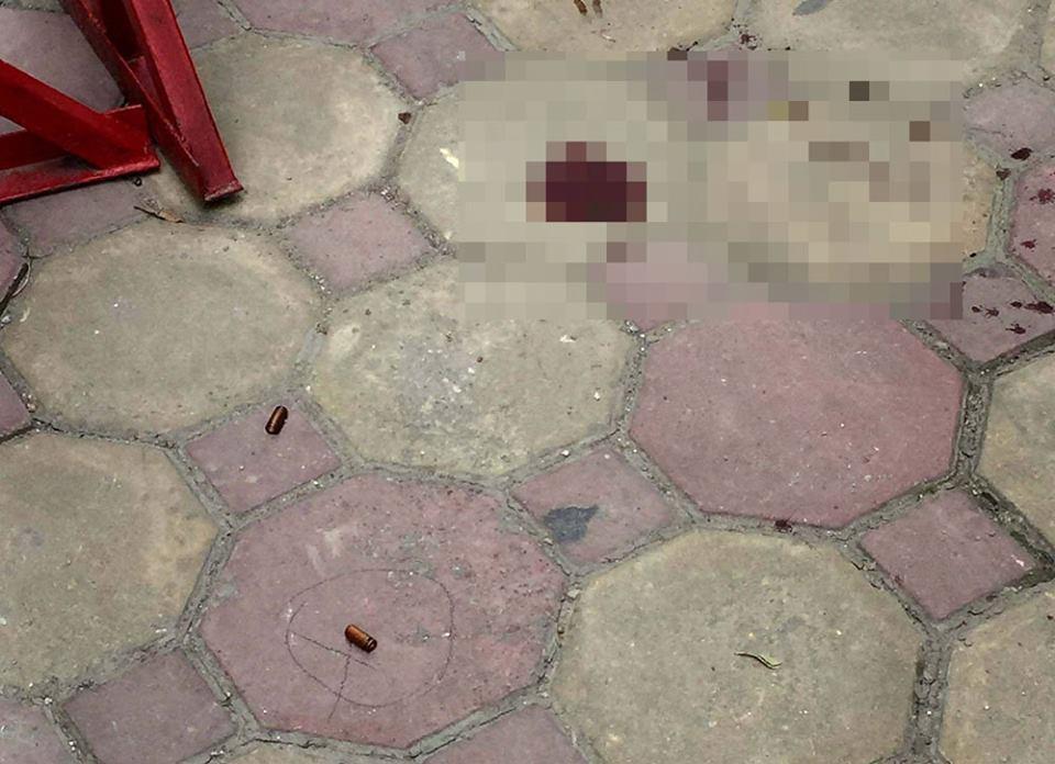 Rút súng bắn vợ giữa chung cư ở Hà Nội: Khám nhà nghi phạm-4