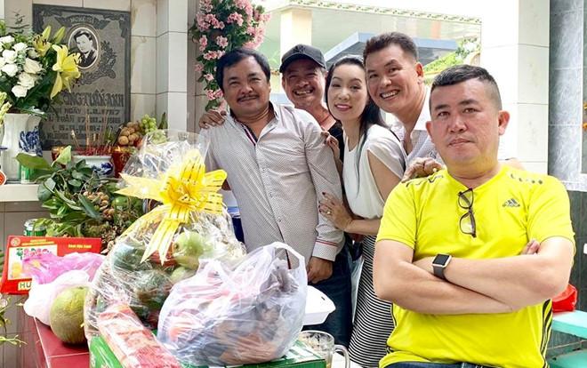 Kim Chi, Phước Sang và nhiều nghệ sĩ tới viếng mộ Lê Công Tuấn Anh-2